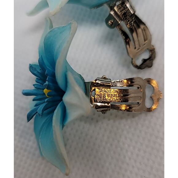 Vintage Clip On Earrings Turquoise Yellow Tropical Flower Marked West Germany - Picture 5 of 9